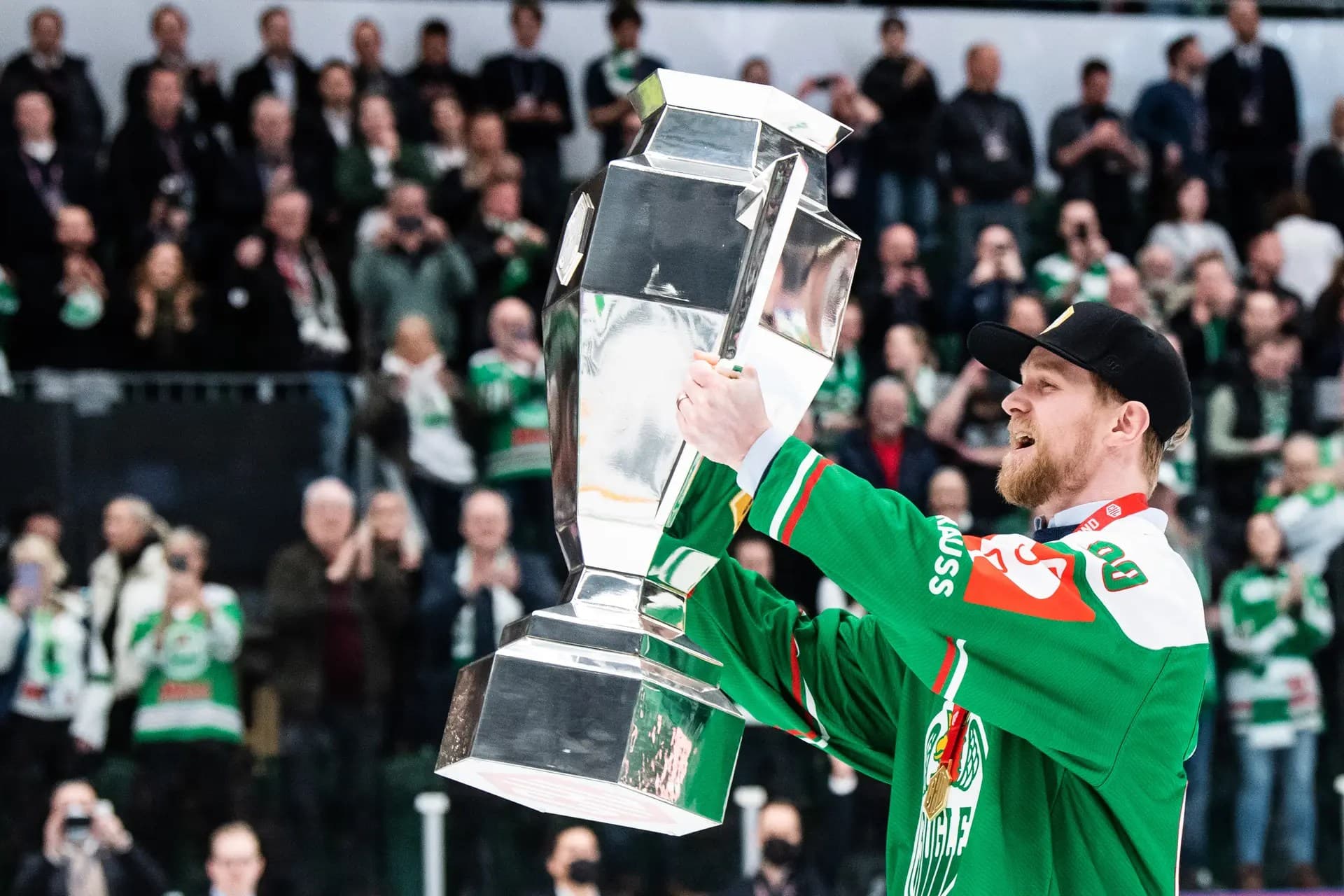 Ted Brithén lyfter CHL-pokalen med Rögle BK 2022