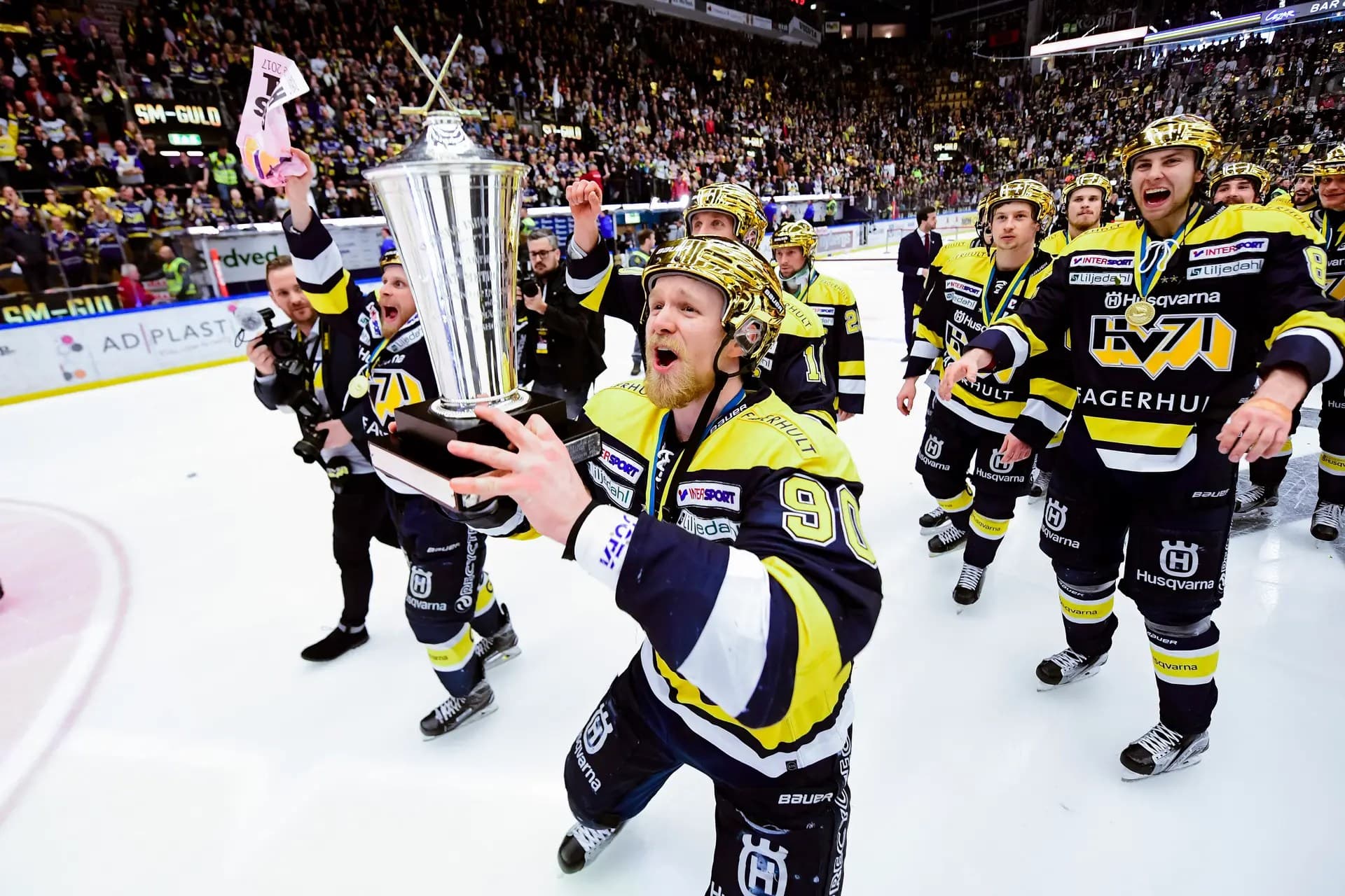 Ted Brithén lyfter SM-pokalen med HV71 2017